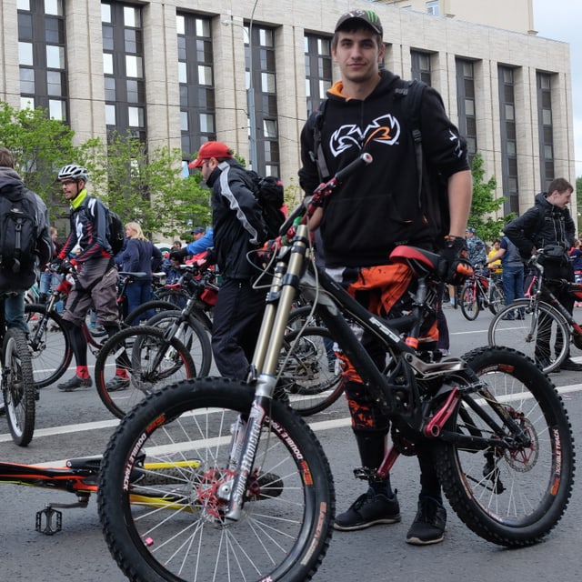 Pjotr mit seinem Downhill-Bike. Pjotr mit seinem Downhill-Bike.