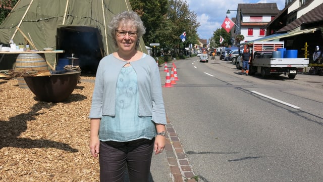 Sibylle Haussener steht auf dem Festgelände Sibylle Haussener steht auf dem Festgelände