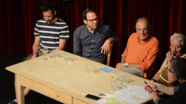 Fünf Leute am Tisch Fünf Leute am Tisch