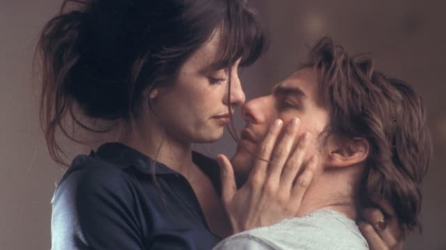Penélope Cruz als Sofia Serrano und Tom Cruise als David Aames in inniger Umarmung.