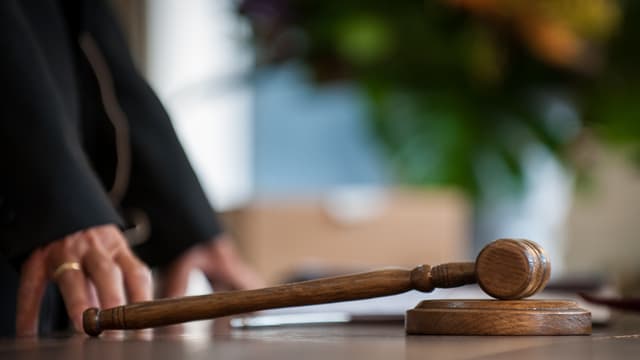 Richter steht vor einem Hammer Richter steht vor einem Hammer