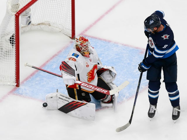 Cam Talbot pariert einen Puck. Cam Talbot pariert einen Puck.