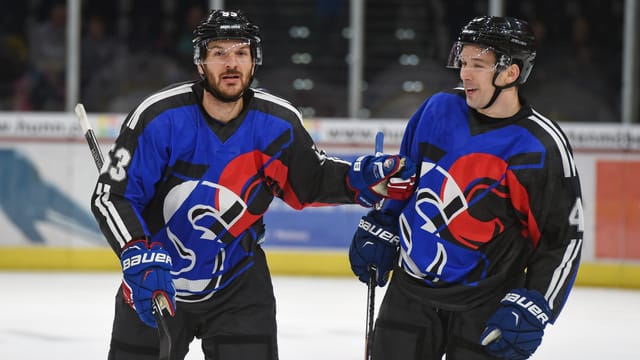 Trachsler (links) und Geering in den Retro-Dresses der ZSC Lions aus den Jahren 1992-1994. Trachsler (links) und Geering in den Retro-Dresses der ZSC Lions aus den Jahren 1992-1994.