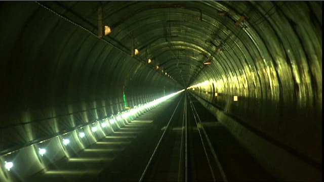 Blick aus dem Führerstand einer Lokomotive in den Gotthardbasistunnel Blick aus dem Führerstand einer Lokomotive in den Gotthardbasistunnel