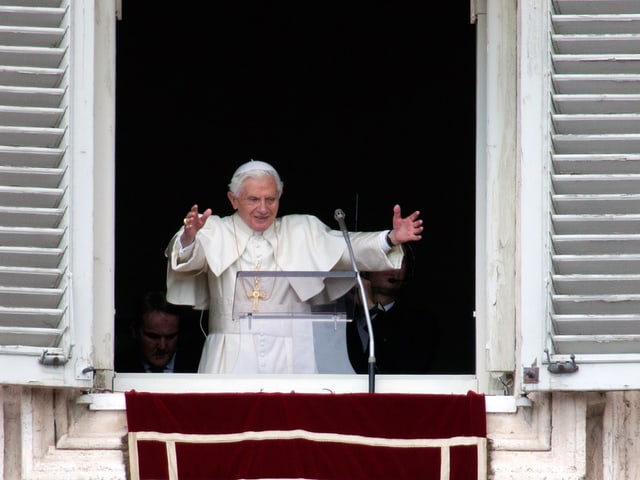 Papst Benedikt XVI. am Fenster seines Arbeitszimmers. 
