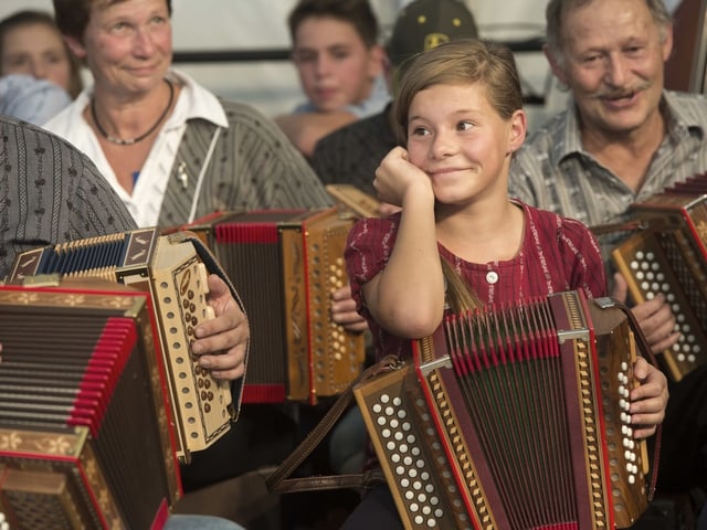Jung und Alt beim Musizieren. Jung und Alt beim Musizieren.