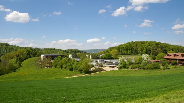 Sicht auf die Einrichtung Arxhof über die Wiesen. Sicht auf die Einrichtung Arxhof über die Wiesen.