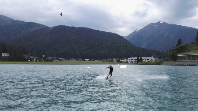 Davent dal fanadur pon ins grazia ad in runal far il wakeboarden sil Lai da Tavau. Davent dal fanadur pon ins grazia ad in runal far il wakeboarden sil Lai da Tavau.