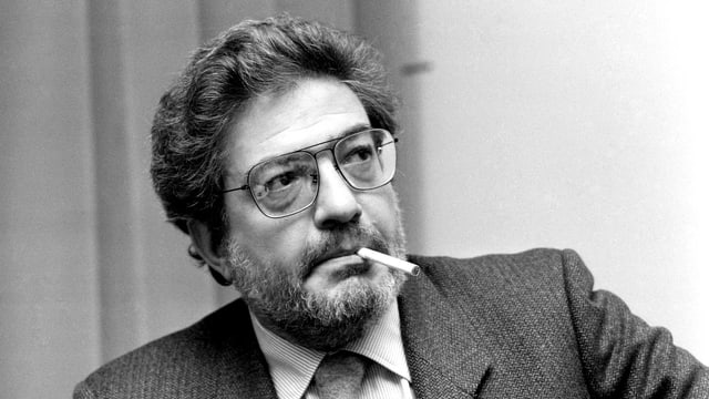 Ettore Scola mit Brille und Zigarette im Mund. Ettore Scola mit Brille und Zigarette im Mund.