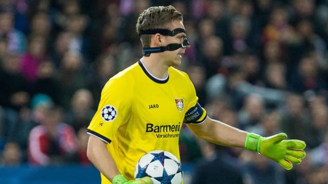 Bernd Leno spielt mit ener Gesichtsmaske. Bernd Leno spielt mit ener Gesichtsmaske.