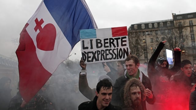Demonstrierende mit Fahnen und Plakaten in Paris Demonstrierende mit Fahnen und Plakaten in Paris