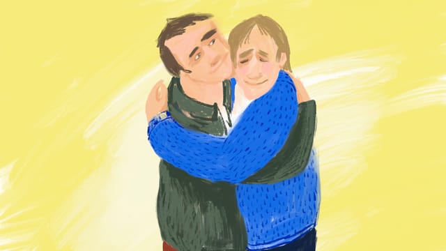 Zwei Männer umarmen sich lächelnd. Zwei Männer umarmen sich lächelnd.