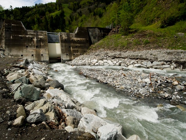 Der mächtige Geschiebesammler und der Fluss davor Der mächtige Geschiebesammler und der Fluss davor