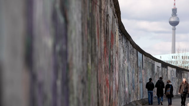 Ein Teil der alten Mauer, im Hintergrund ist der Berliner Fernsehturm Ein Teil der alten Mauer, im Hintergrund ist der Berliner Fernsehturm