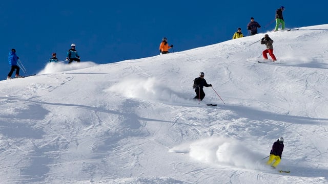 Leute, die Skifahren. Leute, die Skifahren.