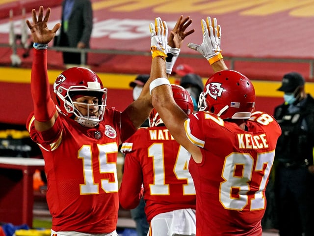 Quarterback Patrick Mahomes und Tight End Travis Kelce von den Kansas City Chiefs. Quarterback Patrick Mahomes und Tight End Travis Kelce von den Kansas City Chiefs.