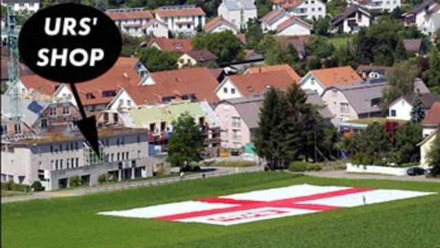 Vor dem Haus von Urs Meier ist auf dem Rasen eine riesengrosse englische Fahne platziert. Vor dem Haus von Urs Meier ist auf dem Rasen eine riesengrosse englische Fahne platziert.