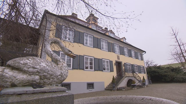 Schloss Girsberg in Kreuzlingen mit dem Brunnen, den ein eiserner Schwan ziert. Schloss Girsberg in Kreuzlingen mit dem Brunnen, den ein eiserner Schwan ziert.