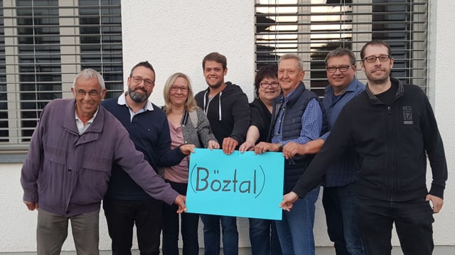 Mehrere Personen halten ein Schild mit dem Namen Böztal Mehrere Personen halten ein Schild mit dem Namen Böztal