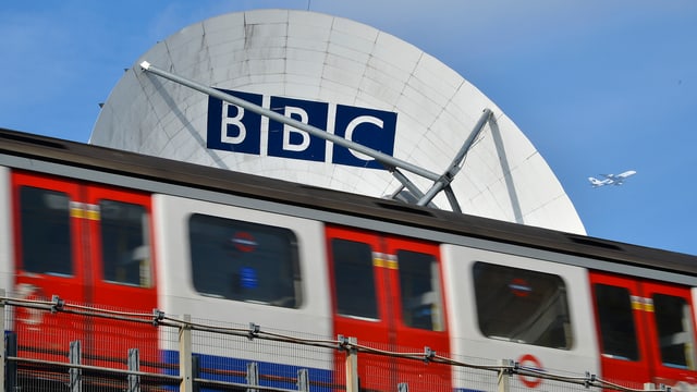 Satellitenschüssel mit dem BBC-Logo Satellitenschüssel mit dem BBC-Logo