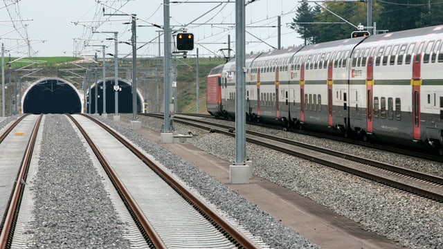 Schnellzug zwischen Zürich und Bern Schnellzug zwischen Zürich und Bern