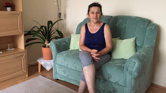 Milica Busch sitzt auf einem Sofa. Milica Busch sitzt auf einem Sofa.