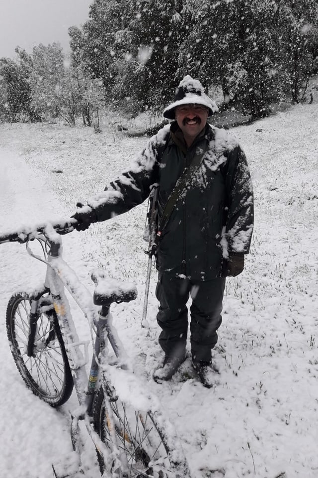 Purtret d'in chatschader che stat dasper ses velo en la naiv.