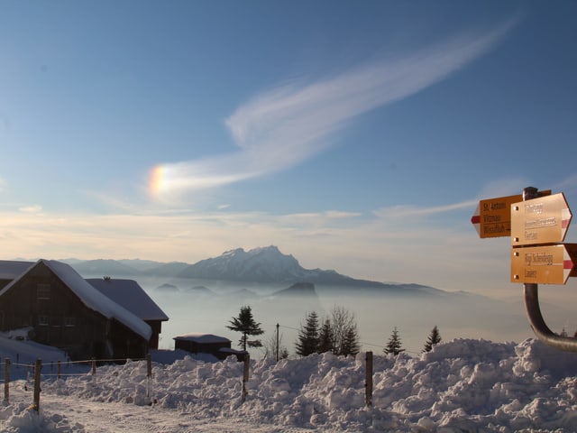 Felmis, Hinterbergen bei Vitznau/LU: Oberhalb des Pilatus hat sich eine Halo-Erscheinung gebildet. Im Tal ist es noch diesig.