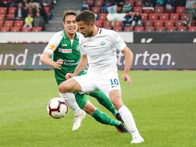 Ein Zweikampf um den Ball zwischen einem Zürcher und einem St. Galler. Ein Zweikampf um den Ball zwischen einem Zürcher und einem St. Galler.