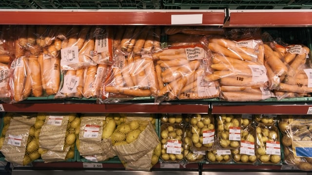 Abgepackte Karotten und Kartoffeln in einem Regal Abgepackte Karotten und Kartoffeln in einem Regal