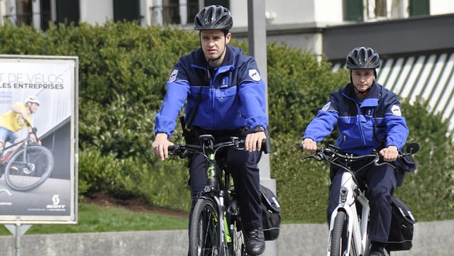 Zwei Freiburger Polizisten unterwegs mit dem E-Bike. Zwei Freiburger Polizisten unterwegs mit dem E-Bike.