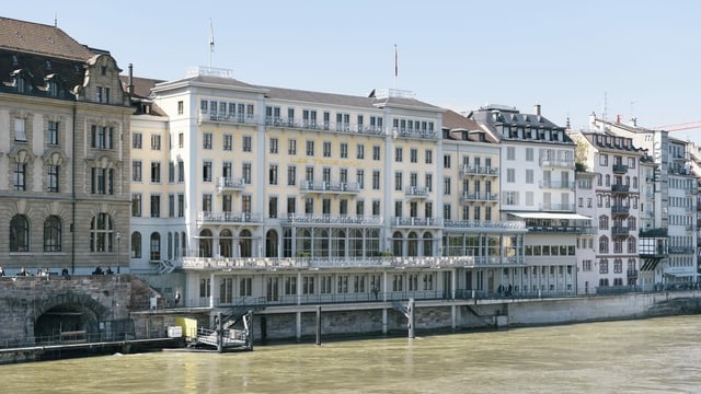 Blick auf das Hotel Les trois rois in Basel. Blick auf das Hotel Les trois rois in Basel.