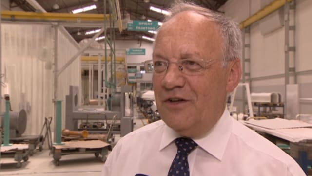 Johann Schneider-Ammann im Porträt in einer Werkhalle. Johann Schneider-Ammann im Porträt in einer Werkhalle.