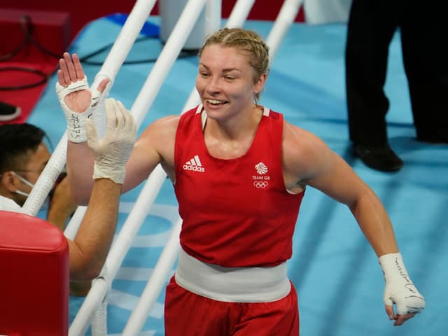 Lauren Price nach der Entscheidung. Lauren Price nach der Entscheidung.