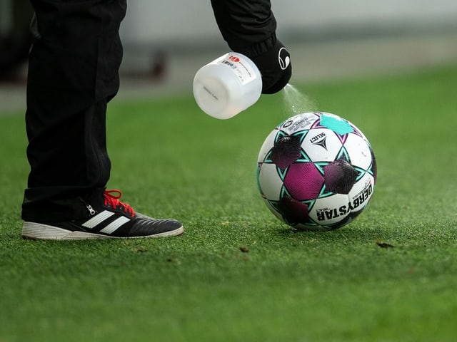 In der Partie Köln - Augsburg wird der Ball in der Halbzeit desinfiziert.