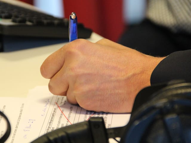 Pedro Lenz macht Notizen.