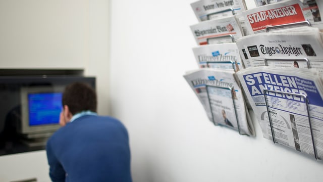 Andreas Balg vor Luftaufnahme Arbons in seinem Büro. Andreas Balg vor Luftaufnahme Arbons in seinem Büro.