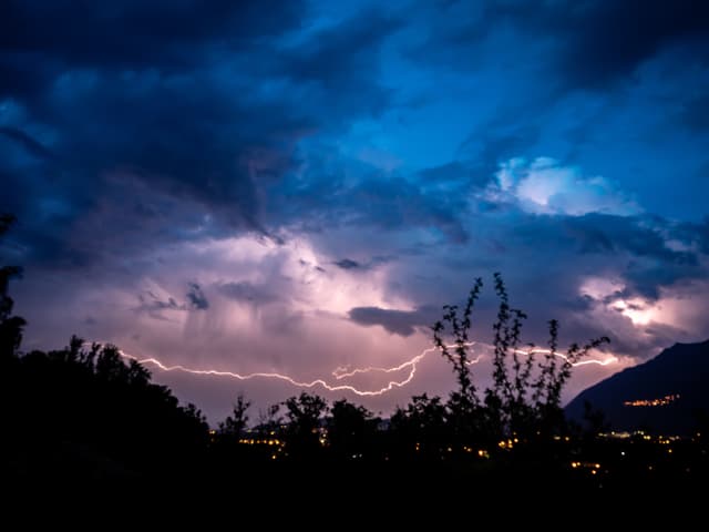 Hell erleuchtete Wolken am Himmel.