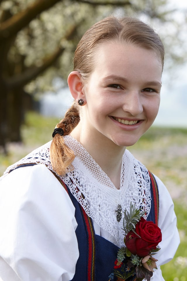 Arlette IN Tracht auf Blumenwiese. Arlette IN Tracht auf Blumenwiese.