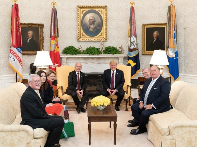 Ueli Maurer trifft Donald Trump in dessen Büro Ueli Maurer trifft Donald Trump in dessen Büro