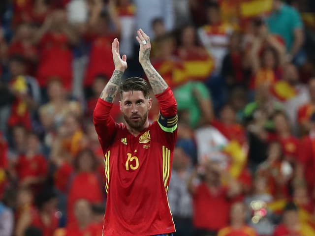 Sergio Ramos klatscht in Richtung Publikum. Sergio Ramos klatscht in Richtung Publikum.