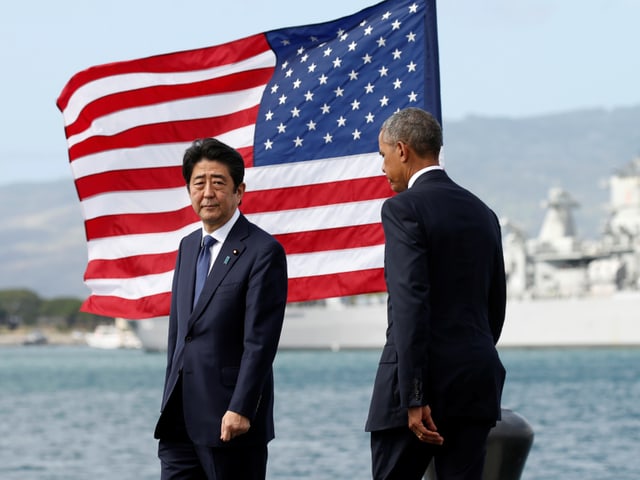 Abe und Obama in Pearl Harbor. Abe und Obama in Pearl Harbor.