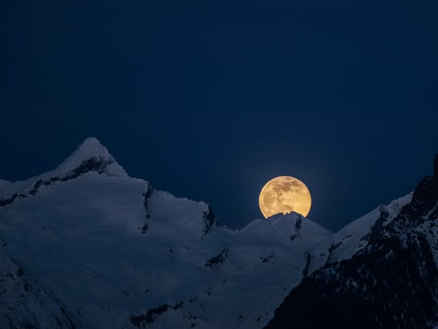 Vollmond über Schneebergen