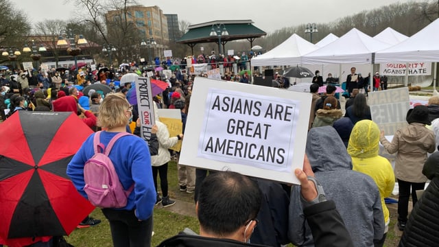 «Asiaten sind grossartige Amerikaner» heisst es auf einem Schild an der Kundgebung in Columbia. «Asiaten sind grossartige Amerikaner» heisst es auf einem Schild an der Kundgebung in Columbia.