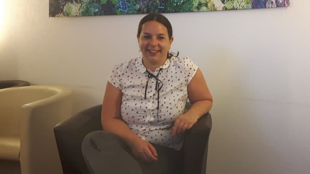 Eine Frau, welche auf einem Stuhl sitzt. Eine Frau, welche auf einem Stuhl sitzt.