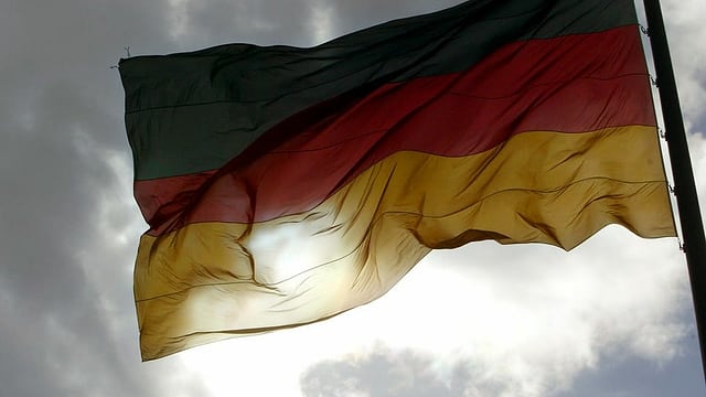 Eine Deutschlandflagge weht im Wind