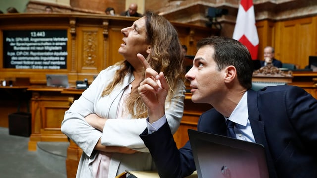 Thierry Burkart diskutiert mit Jacqueline Badran. Thierry Burkart diskutiert mit Jacqueline Badran.