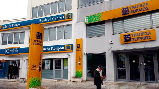 Zwei Banken nebeneinander Zwei Banken nebeneinander