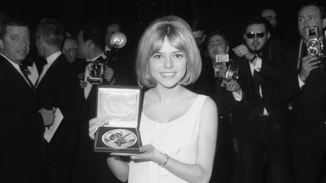 Auf dem Bild ist France Gall zu sehen mit dem Eurovision Song Contest Award in ihrer Hand. Hinter ihr Paparazzi. Auf dem Bild ist France Gall zu sehen mit dem Eurovision Song Contest Award in ihrer Hand. Hinter ihr Paparazzi.