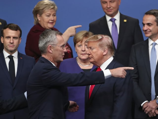 Nato-Generalsekretär Stoltenberg weist Trump den Weg aufs Gruppenfoto Nato-Generalsekretär Stoltenberg weist Trump den Weg aufs Gruppenfoto